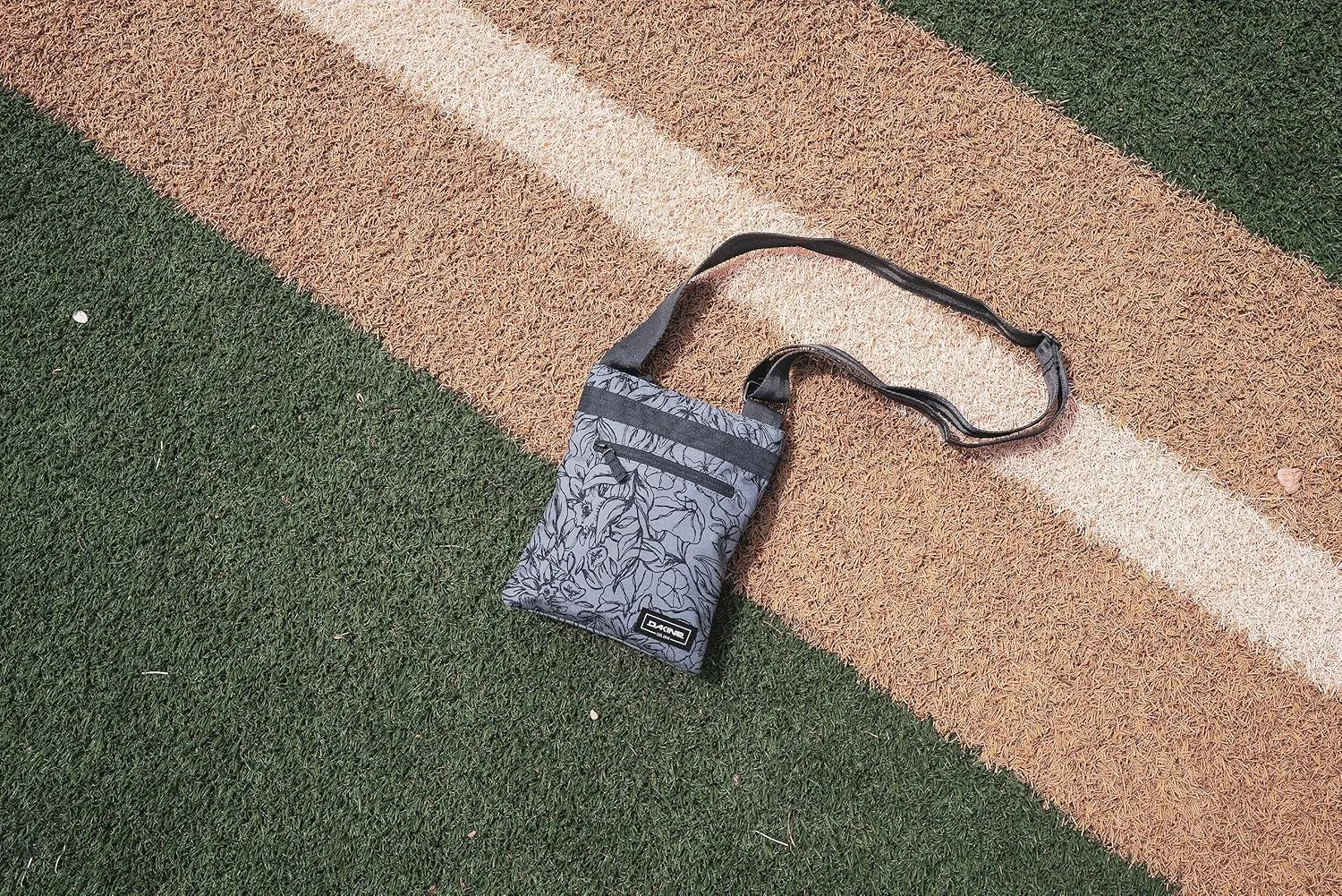 Dakine Shoulder Handbags